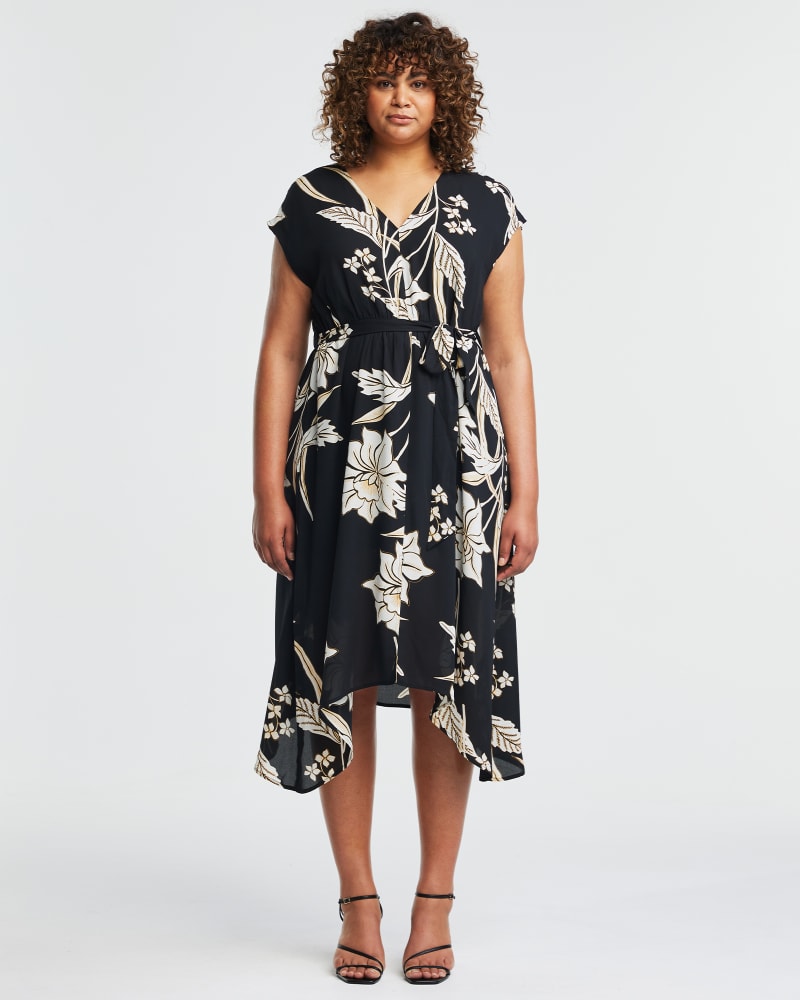 Front of a model wearing a size 18W Alani Dress in Print by Estelle. | dia_product_style_image_id:344570